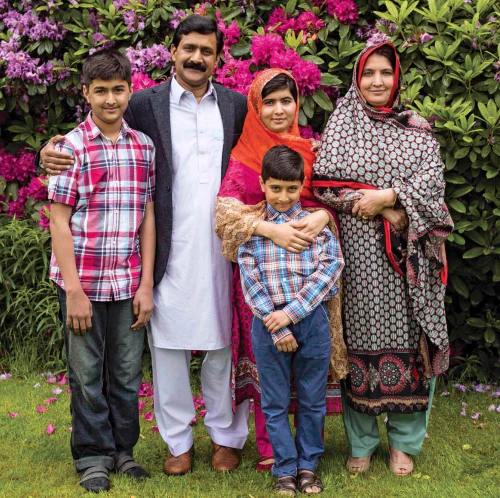 Famille Yousafzai ; Ziauddin Yousafzai (père), Toor Pekai (mère), Malala, Atal et Khushal (frères)